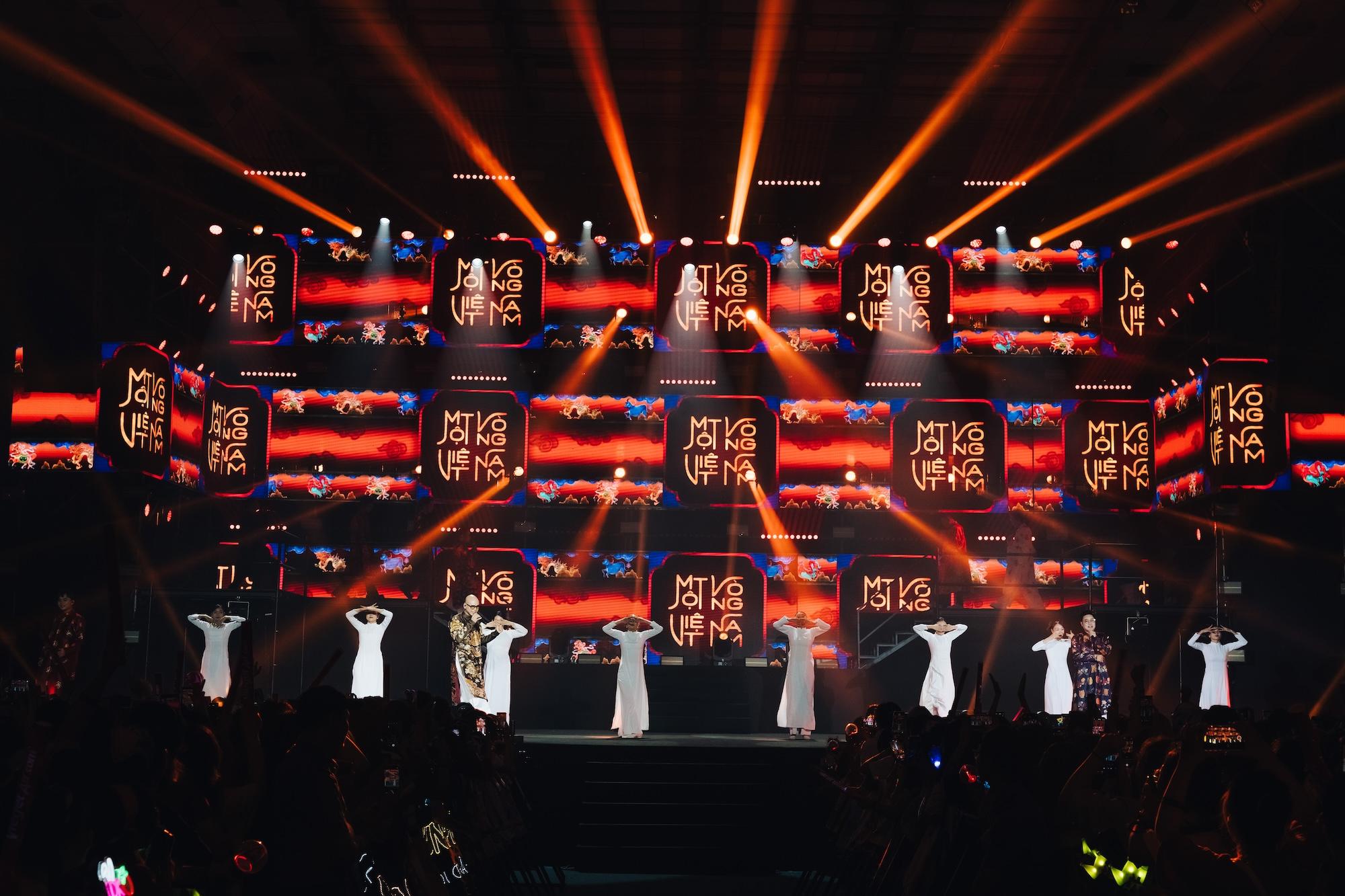 "Gia tộc Anh Tài" hội ngộ, bùng cháy trên sân khấu: Đêm nhạc gây quỹ "Tôi! Người Việt Nam" vỡ òa cảm xúc- Ảnh 13.