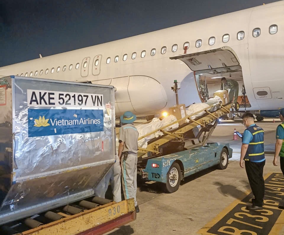 Những kiện hàng nhu yếu phẩm, thuốc men hỗ trợ vùng lũ đầu tiên trên chuyến bay của Vietnam Airlines đã đến Huế- Ảnh 3. Những kiện hàng nhu yếu phẩm, thuốc men hỗ trợ vùng lũ đầu tiên trên chuyến bay của Vietnam Airlines đã đến Huế- Ảnh 3.