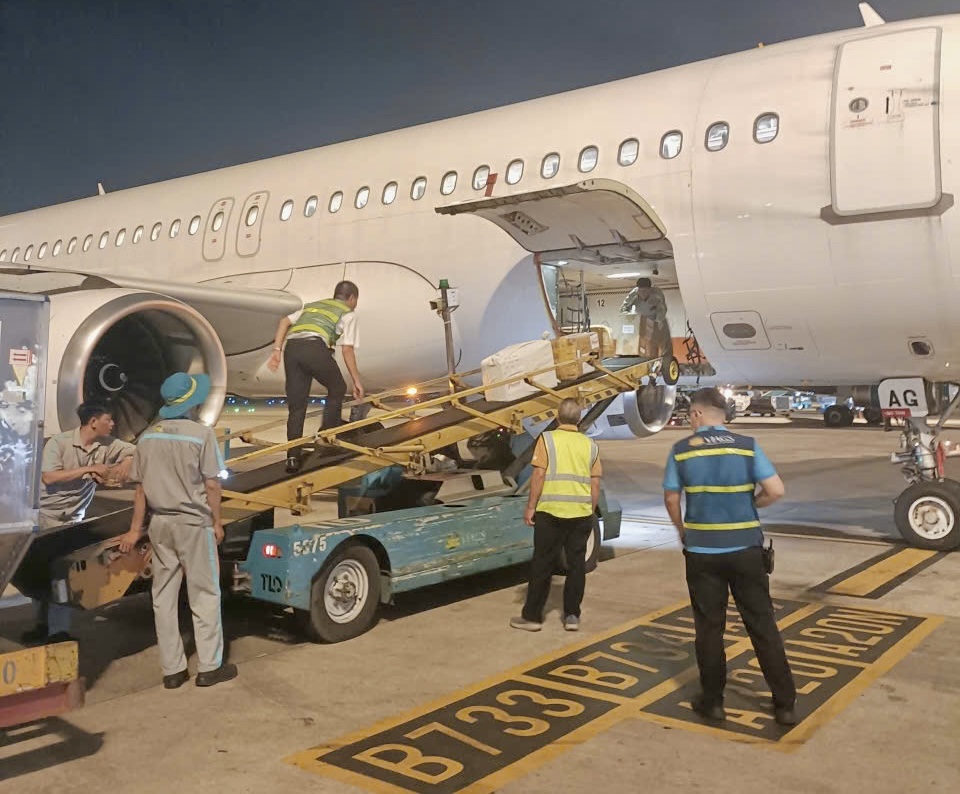 Những kiện hàng nhu yếu phẩm, thuốc men hỗ trợ vùng lũ đầu tiên trên chuyến bay của Vietnam Airlines đã đến Huế- Ảnh 4. Những kiện hàng nhu yếu phẩm, thuốc men hỗ trợ vùng lũ đầu tiên trên chuyến bay của Vietnam Airlines đã đến Huế- Ảnh 4.