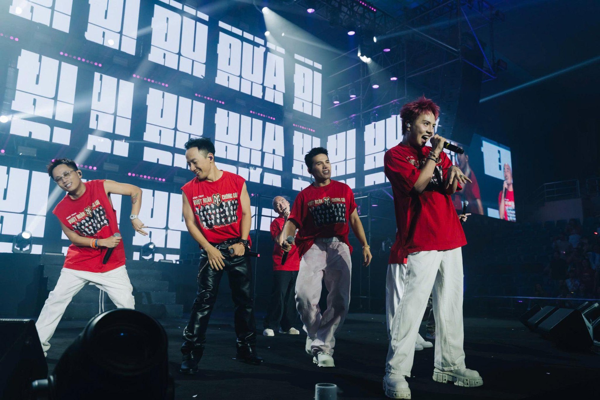 "Gia tộc Anh Tài" hội ngộ, bùng cháy trên sân khấu: Đêm nhạc gây quỹ "Tôi! Người Việt Nam" vỡ òa cảm xúc- Ảnh 7.