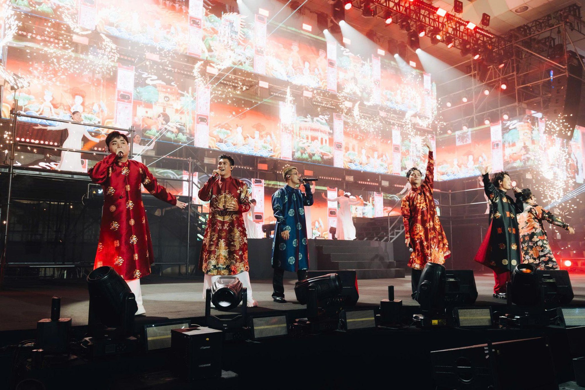 "Gia tộc Anh Tài" hội ngộ, bùng cháy trên sân khấu: Đêm nhạc gây quỹ "Tôi! Người Việt Nam" vỡ òa cảm xúc- Ảnh 8.