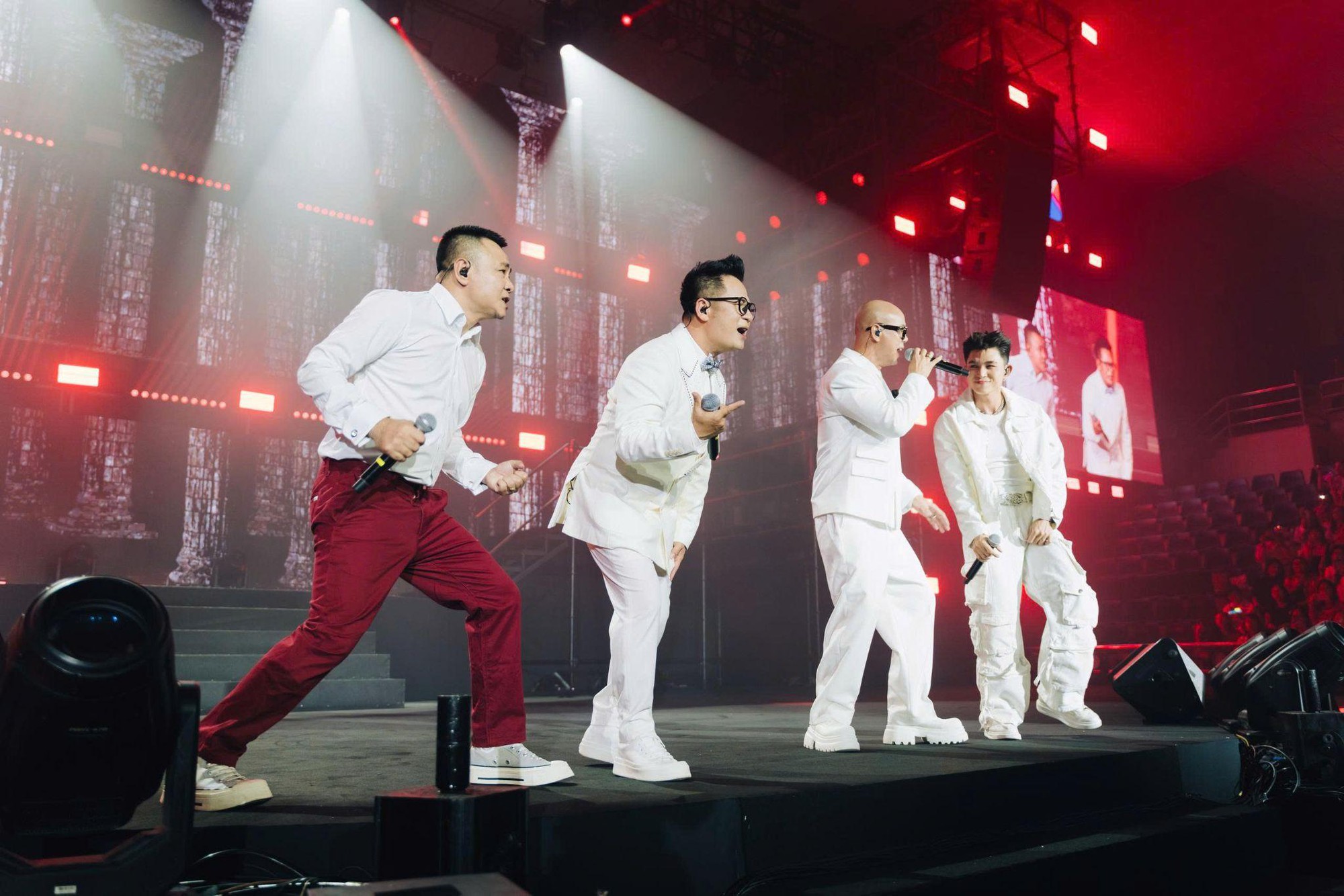 "Gia tộc Anh Tài" hội ngộ, bùng cháy trên sân khấu: Đêm nhạc gây quỹ "Tôi! Người Việt Nam" vỡ òa cảm xúc- Ảnh 9.