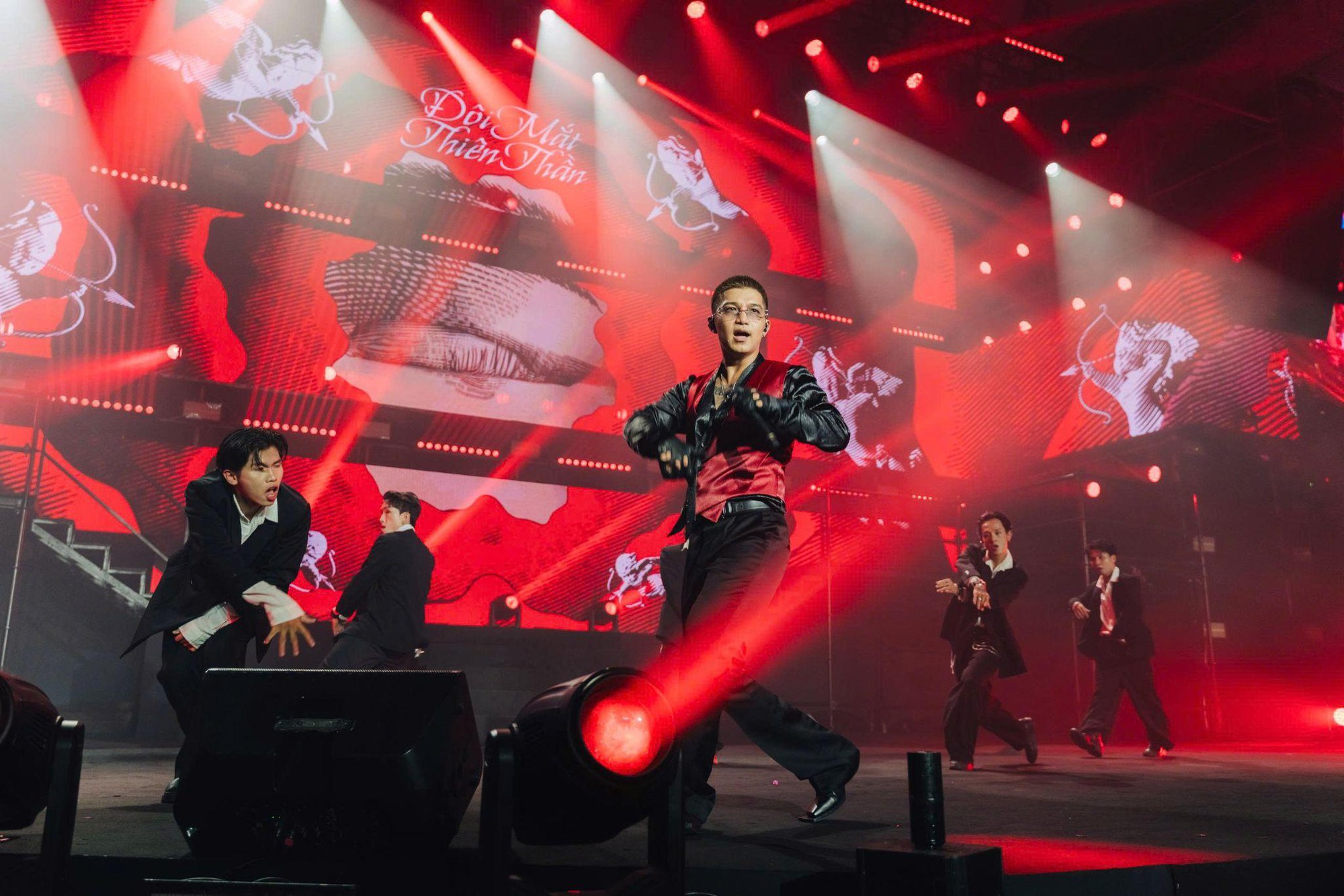 "Gia tộc Anh Tài" hội ngộ, bùng cháy trên sân khấu: Đêm nhạc gây quỹ "Tôi! Người Việt Nam" vỡ òa cảm xúc- Ảnh 10.