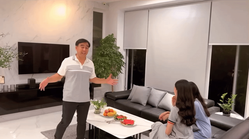 Phó chủ tịch Hội điện ảnh đóng Đồng Tiền Xương Máu: Ở biệt thự triệu đô 500m2, hai cô con gái như tiên tử- Ảnh 6. Phó chủ tịch Hội điện ảnh đóng Đồng Tiền Xương Máu: Ở biệt thự triệu đô 500m2, hai cô con gái như tiên tử- Ảnh 6.