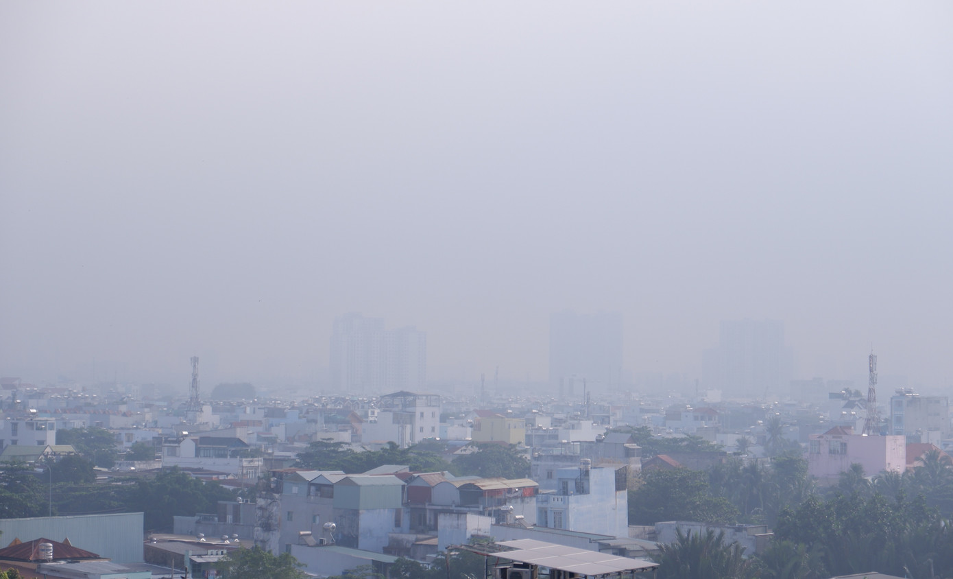 TPHCM mờ trắng trong sương, bụi mịn vượt ngưỡng nhiều lần- Ảnh 1. TPHCM mờ trắng trong sương, bụi mịn vượt ngưỡng nhiều lần- Ảnh 1.