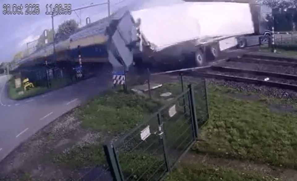 Mắc kẹt trên đường ray, xe tải chở lê bị tàu hỏa đâm văng- Ảnh 1.