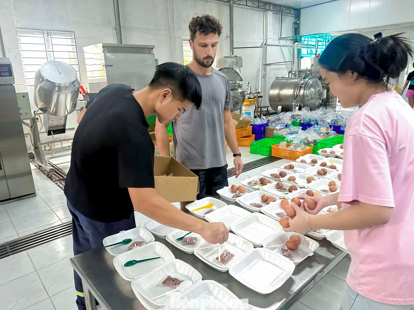 Khách Tây chung tay với ngàn suất quà gửi dân vùng lũ Hội An- Ảnh 7.