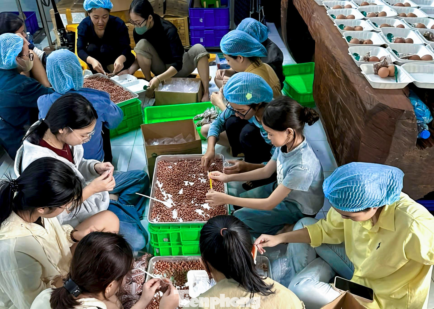 Khách Tây chung tay với ngàn suất quà gửi dân vùng lũ Hội An- Ảnh 1.