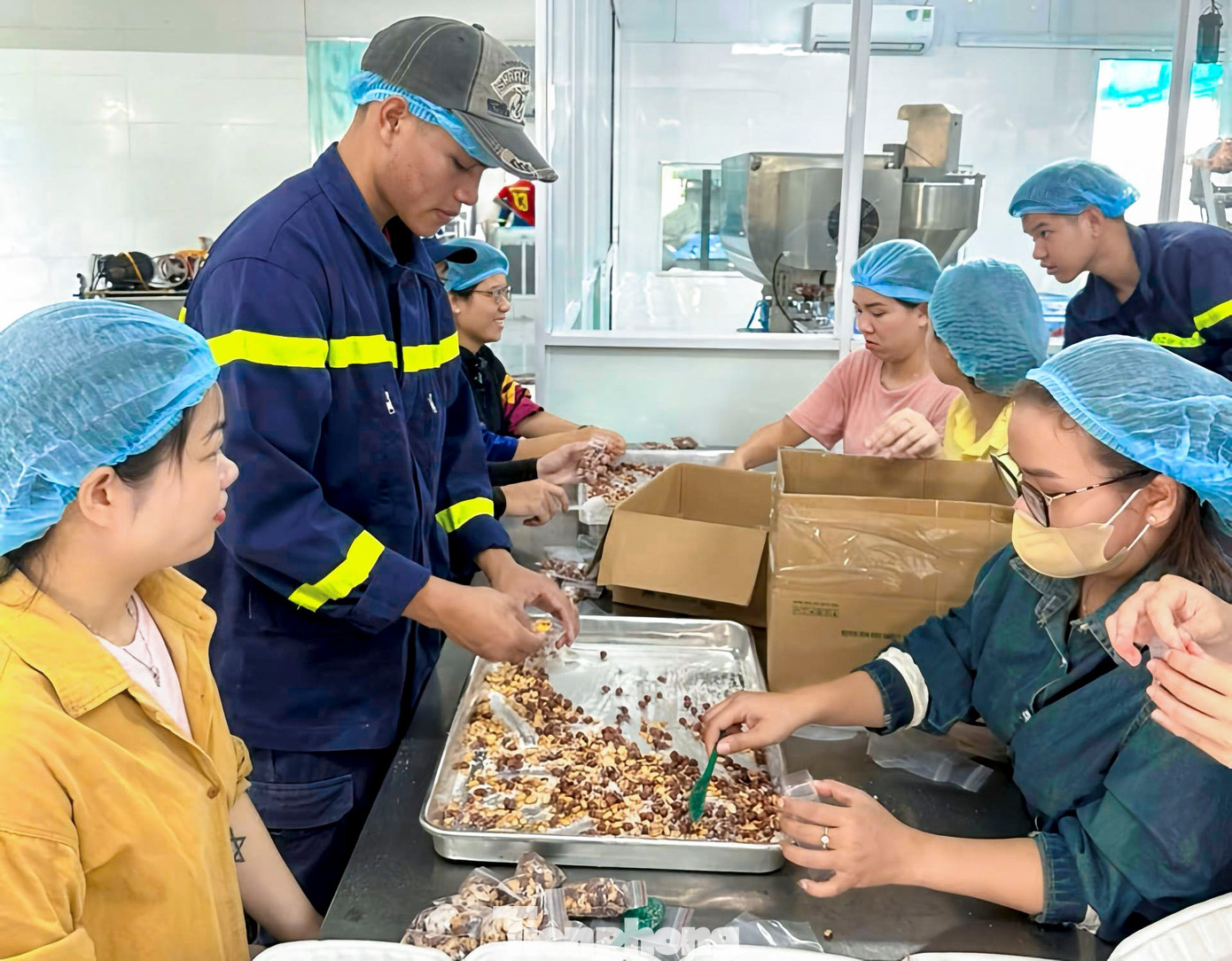 Khách Tây chung tay với ngàn suất quà gửi dân vùng lũ Hội An- Ảnh 8.