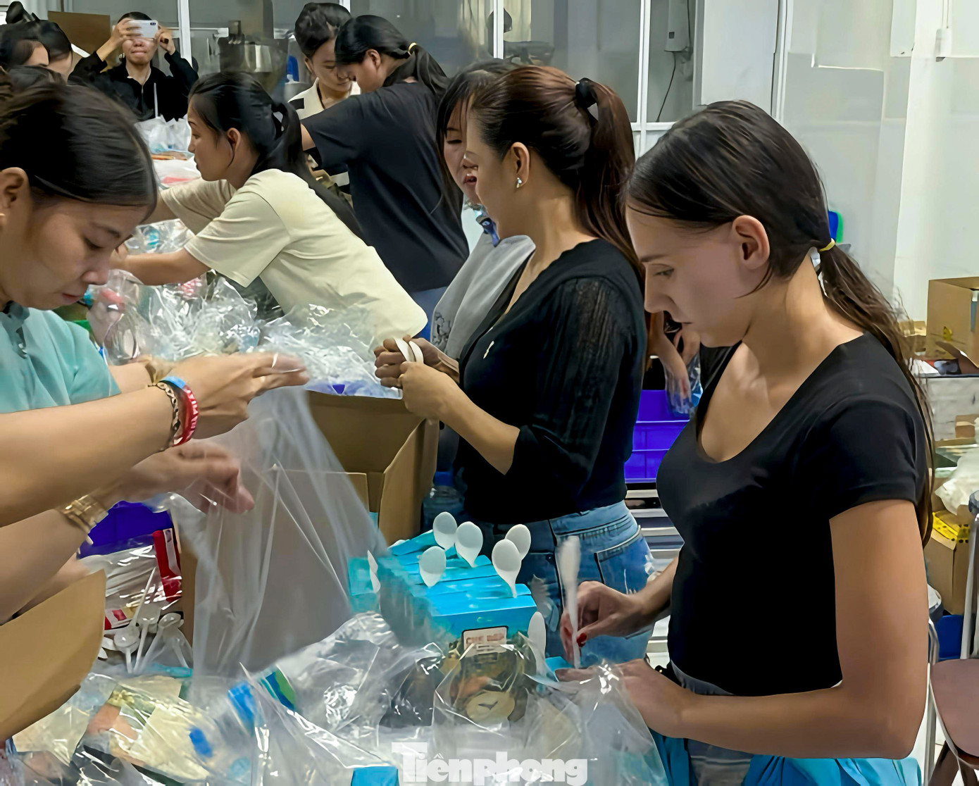 Khách Tây chung tay với ngàn suất quà gửi dân vùng lũ Hội An- Ảnh 6.