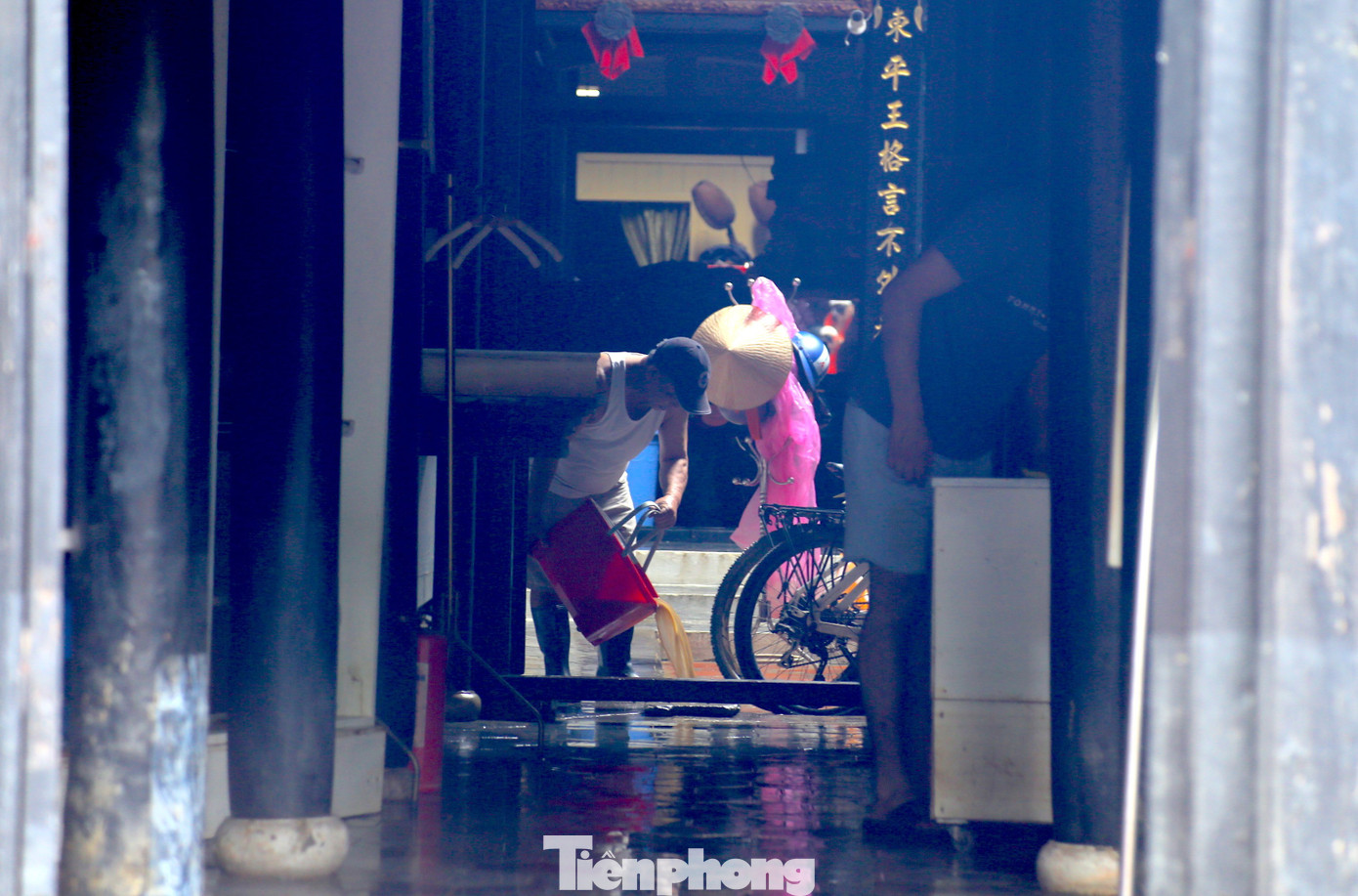 Vừa dọn bùn lũ bám di tích, người Hội An nơm nớp lo mưa lớn kéo về- Ảnh 1.