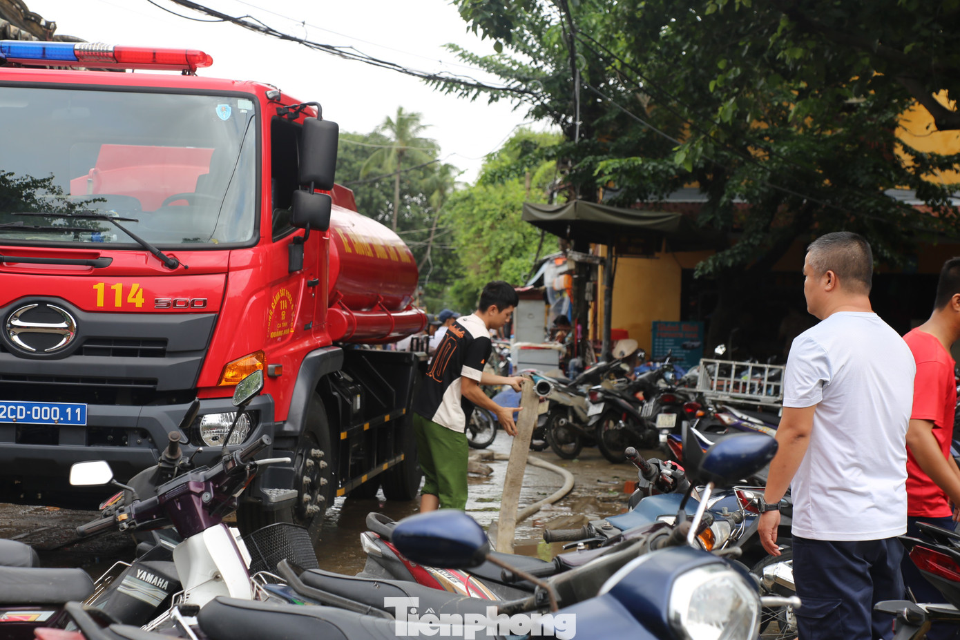 Vừa dọn bùn lũ bám di tích, người Hội An nơm nớp lo mưa lớn kéo về- Ảnh 15.