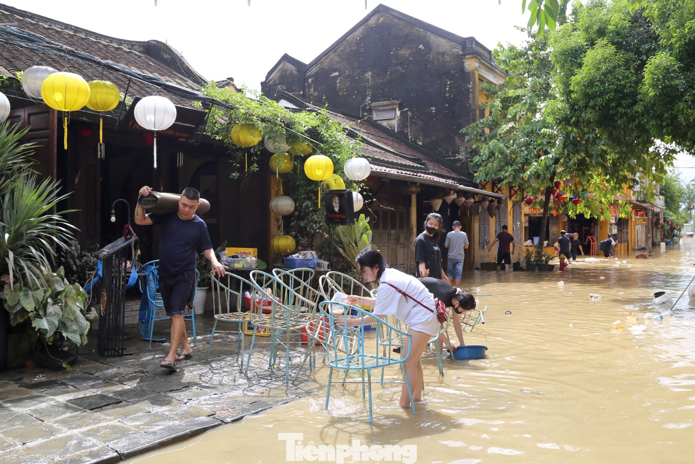 Vừa dọn bùn lũ bám di tích, người Hội An nơm nớp lo mưa lớn kéo về- Ảnh 6.