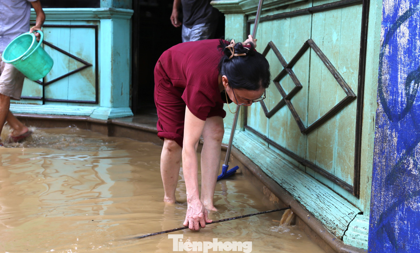 Vừa dọn bùn lũ bám di tích, người Hội An nơm nớp lo mưa lớn kéo về- Ảnh 10.