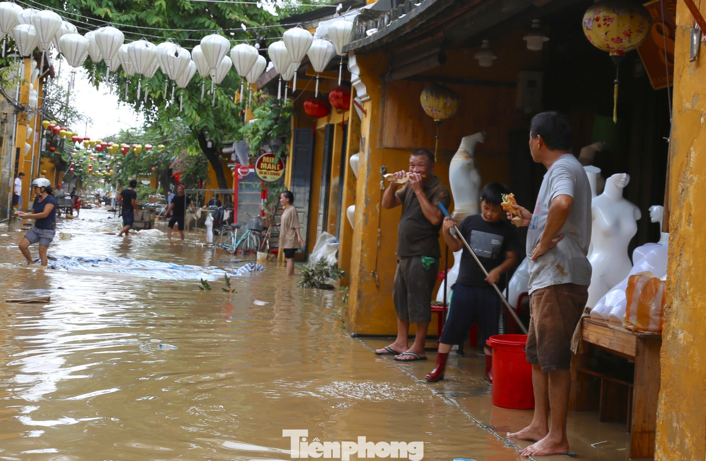 Vừa dọn bùn lũ bám di tích, người Hội An nơm nớp lo mưa lớn kéo về- Ảnh 16.