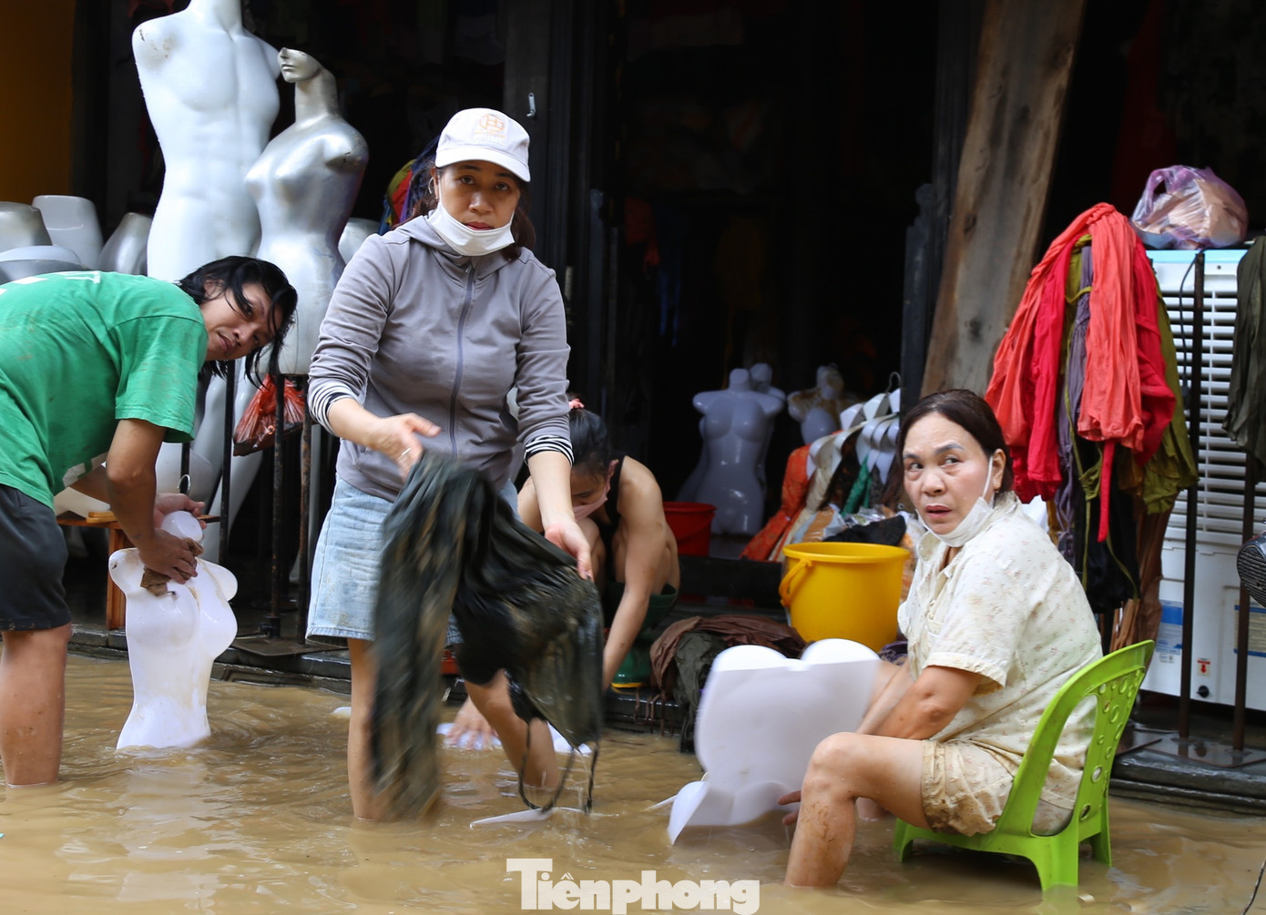 Vừa dọn bùn lũ bám di tích, người Hội An nơm nớp lo mưa lớn kéo về- Ảnh 8.