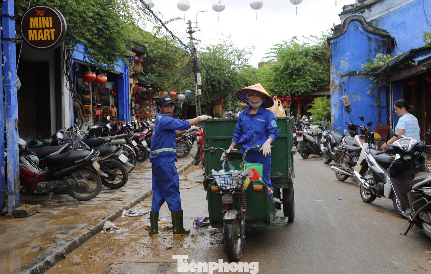 Vừa dọn bùn lũ bám di tích, người Hội An nơm nớp lo mưa lớn kéo về- Ảnh 14.