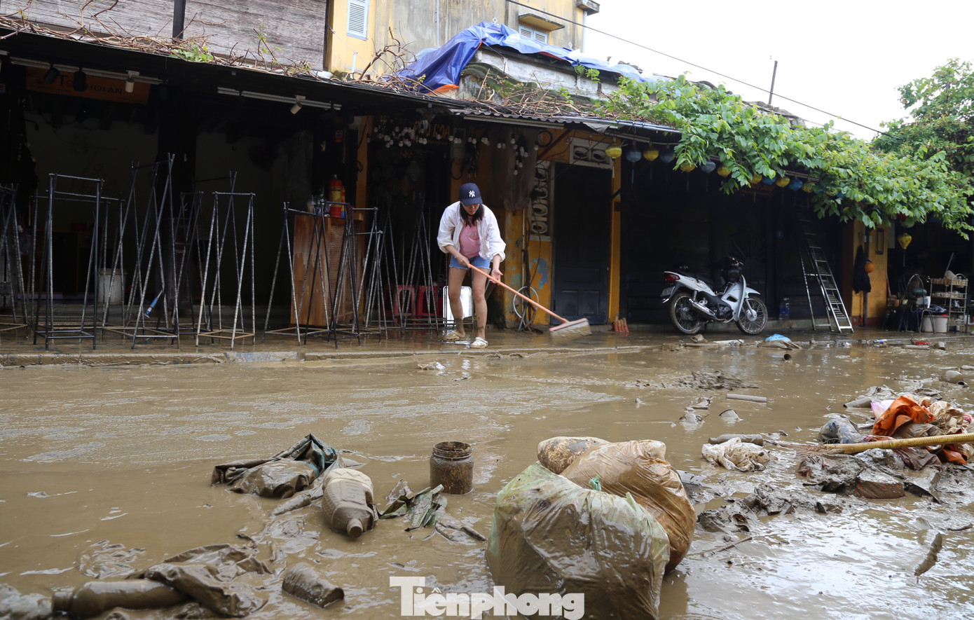 Vừa dọn bùn lũ bám di tích, người Hội An nơm nớp lo mưa lớn kéo về- Ảnh 7.