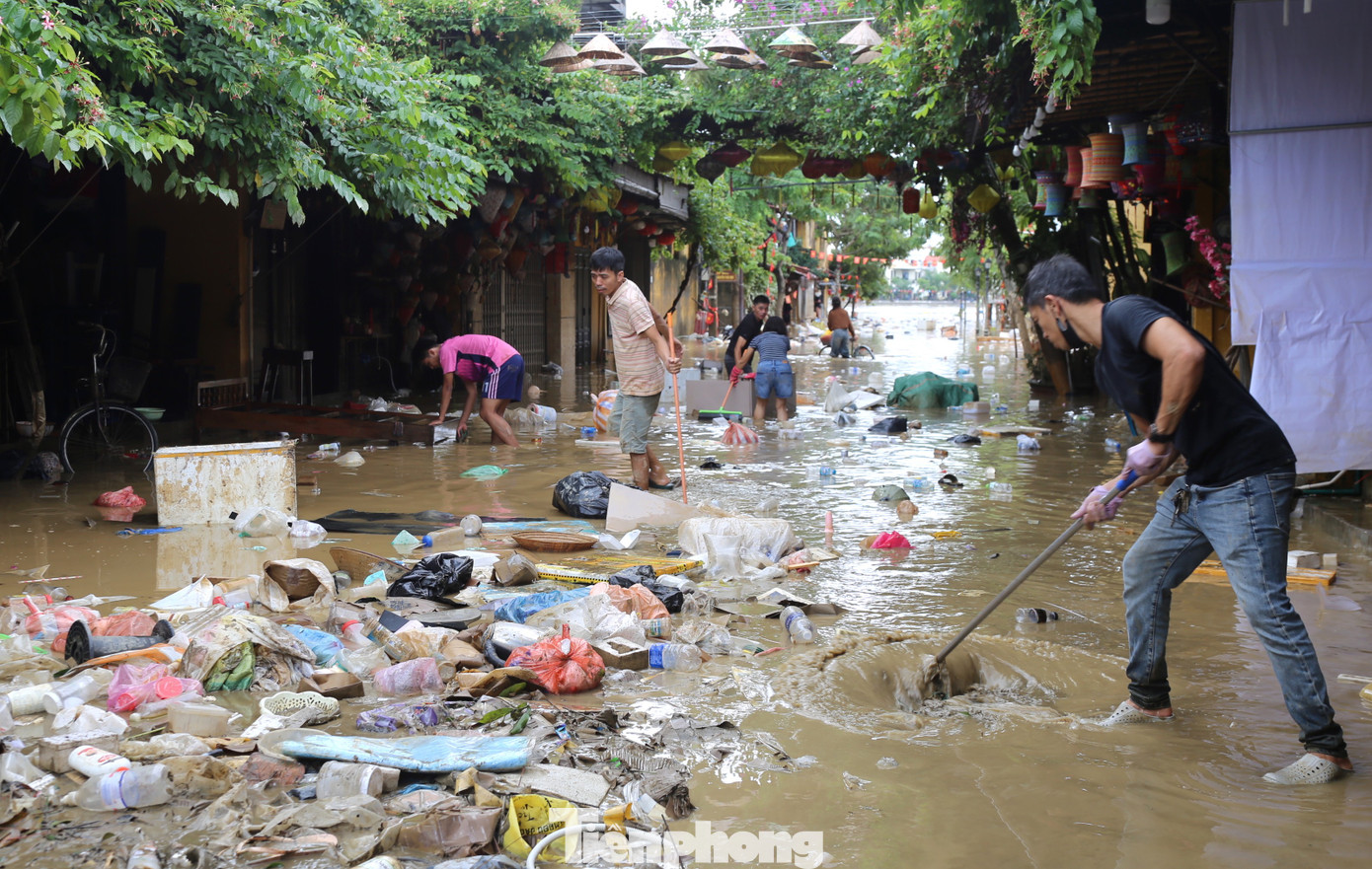 Vừa dọn bùn lũ bám di tích, người Hội An nơm nớp lo mưa lớn kéo về- Ảnh 13.