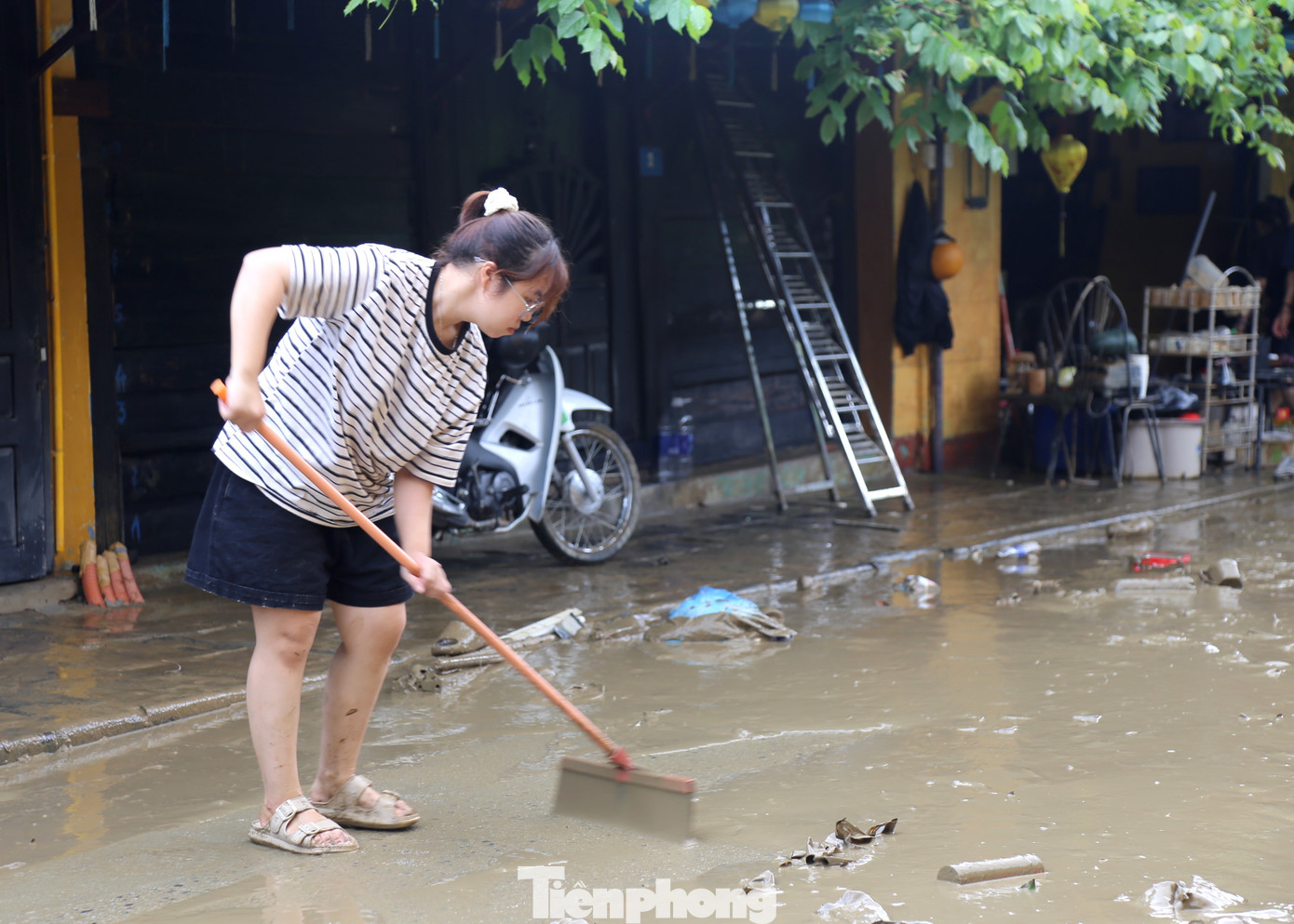 Vừa dọn bùn lũ bám di tích, người Hội An nơm nớp lo mưa lớn kéo về- Ảnh 11.