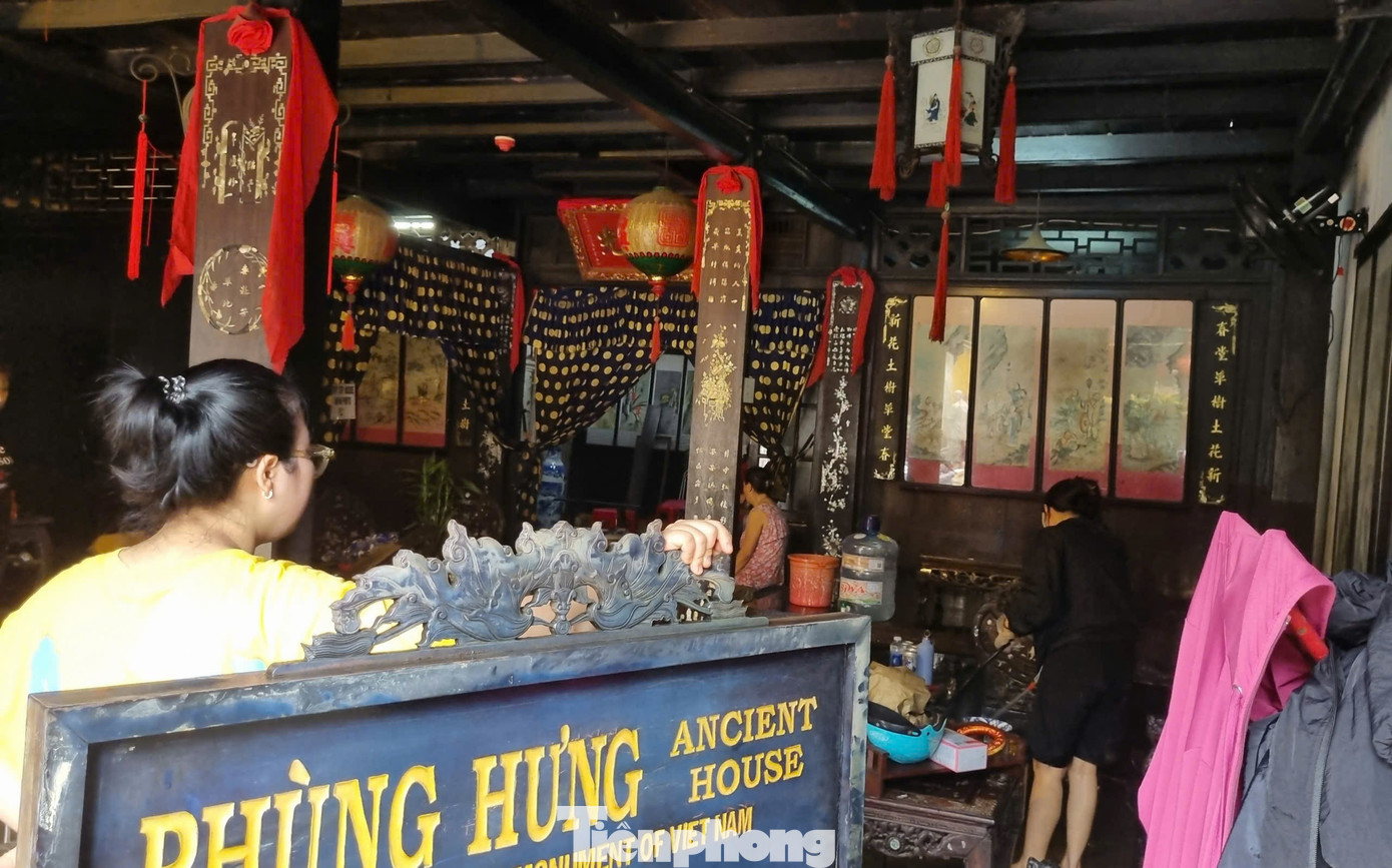 Vừa dọn bùn lũ bám di tích, người Hội An nơm nớp lo mưa lớn kéo về- Ảnh 4.