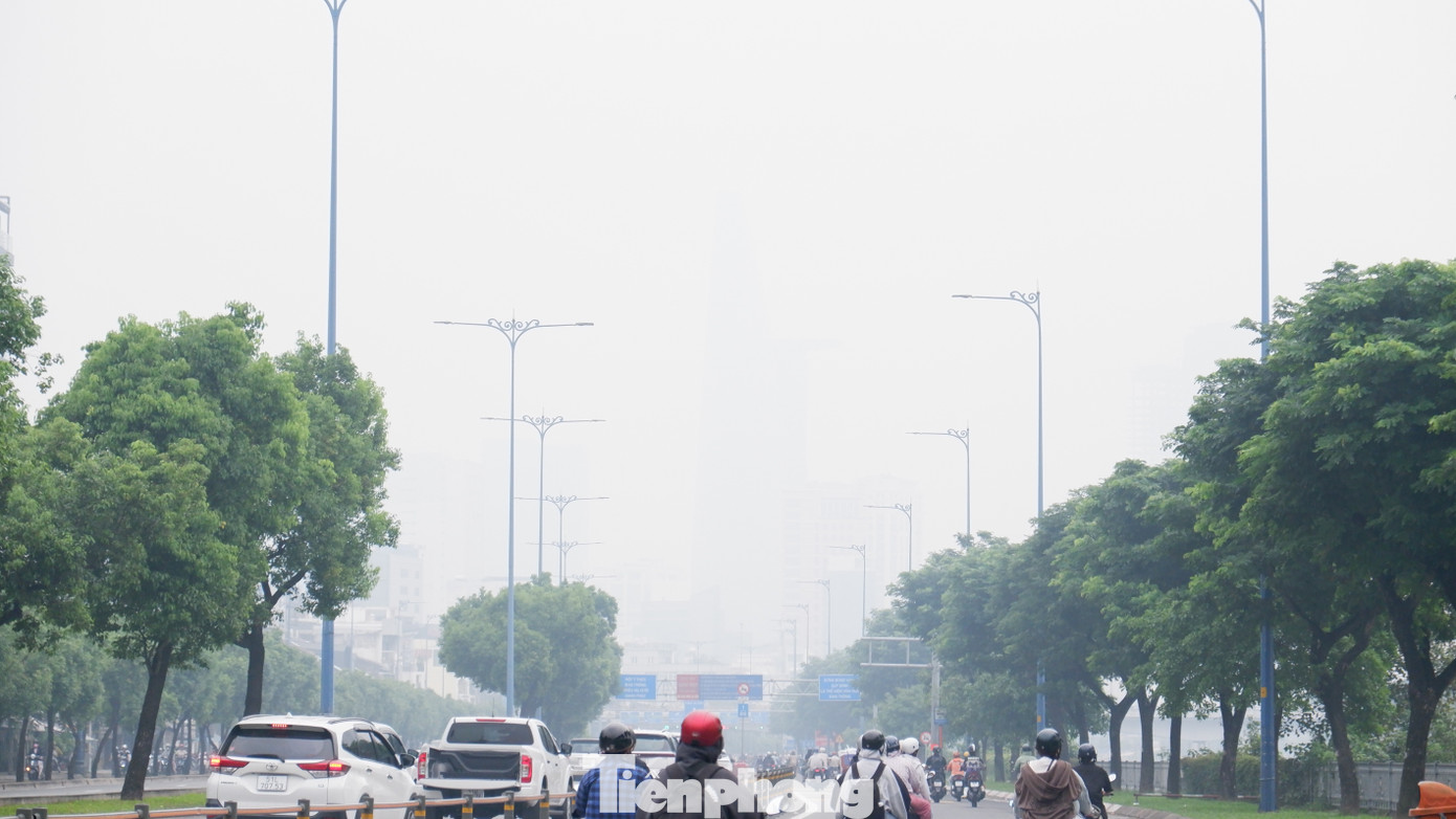 TPHCM mờ trắng trong sương, bụi mịn vượt ngưỡng nhiều lần- Ảnh 2. TPHCM mờ trắng trong sương, bụi mịn vượt ngưỡng nhiều lần- Ảnh 2.