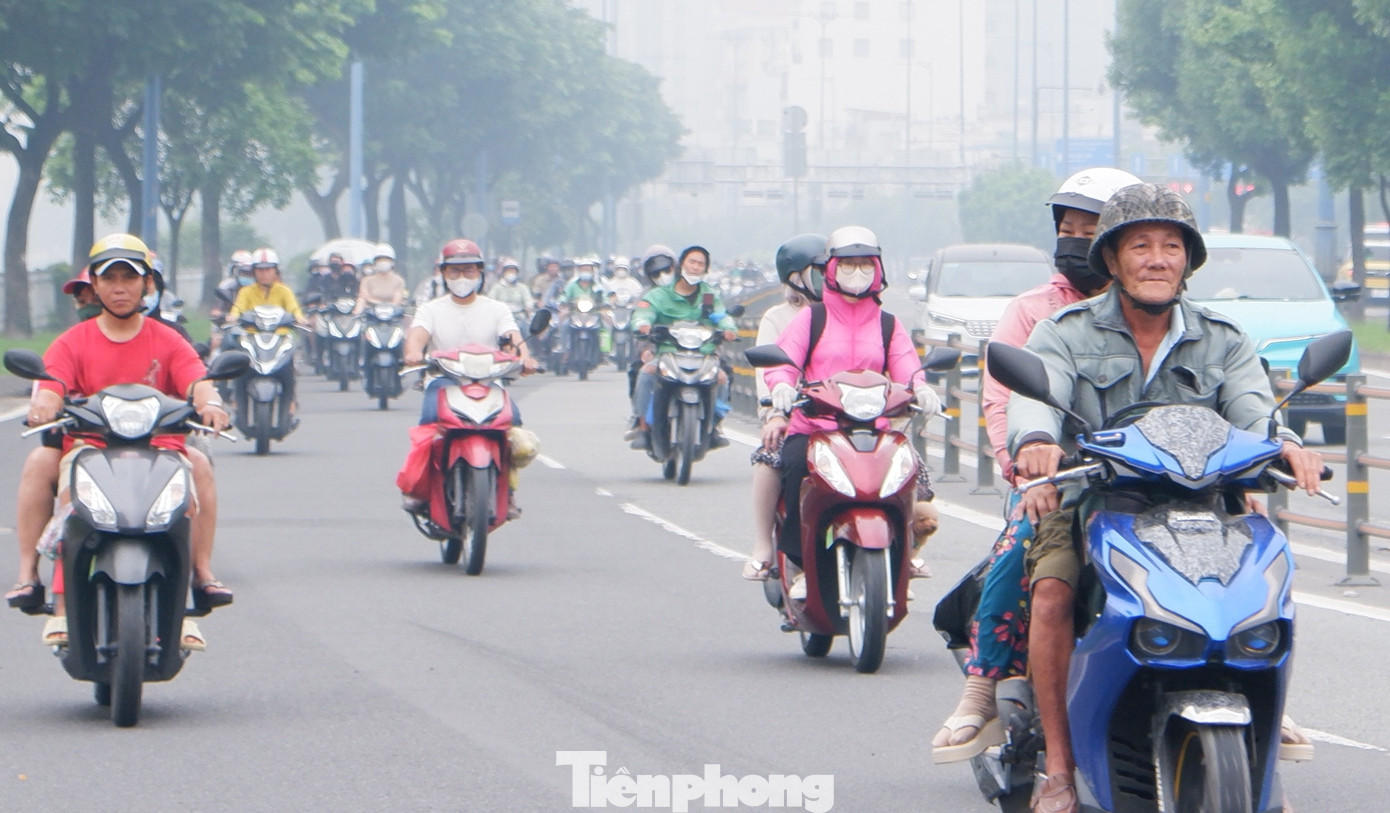 TPHCM mờ trắng trong sương, bụi mịn vượt ngưỡng nhiều lần- Ảnh 5. TPHCM mờ trắng trong sương, bụi mịn vượt ngưỡng nhiều lần- Ảnh 5.