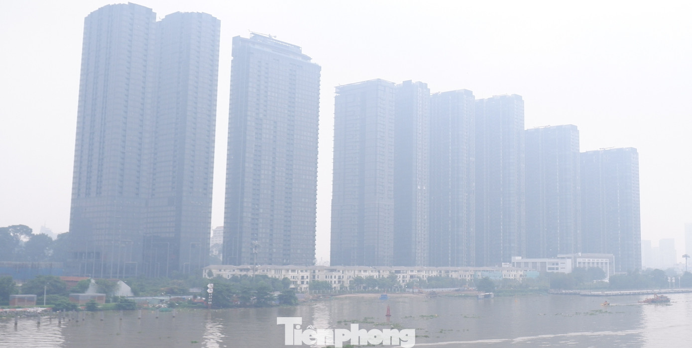 TPHCM mờ trắng trong sương, bụi mịn vượt ngưỡng nhiều lần- Ảnh 4. TPHCM mờ trắng trong sương, bụi mịn vượt ngưỡng nhiều lần- Ảnh 4.
