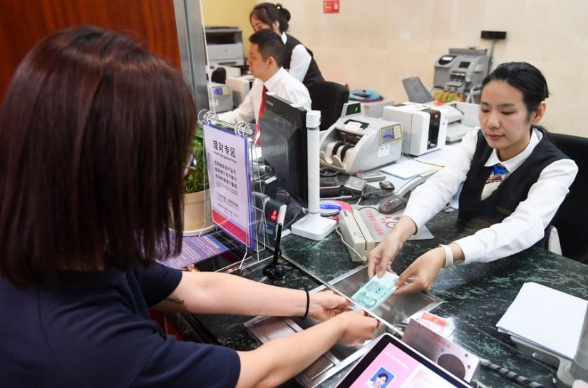 Người phụ nữ gửi tiết kiệm 3,7 tỷ đồng, 5 năm sau chỉ nhận về hơn 4.000 đồng, chất vấn ng&acirc;n h&agrave;ng th&igrave; được th&ocirc;ng b&aacute;o th&ecirc;m: &ldquo;Sổ tiết kiệm của chị l&agrave; giả&rdquo;- Ảnh 1.