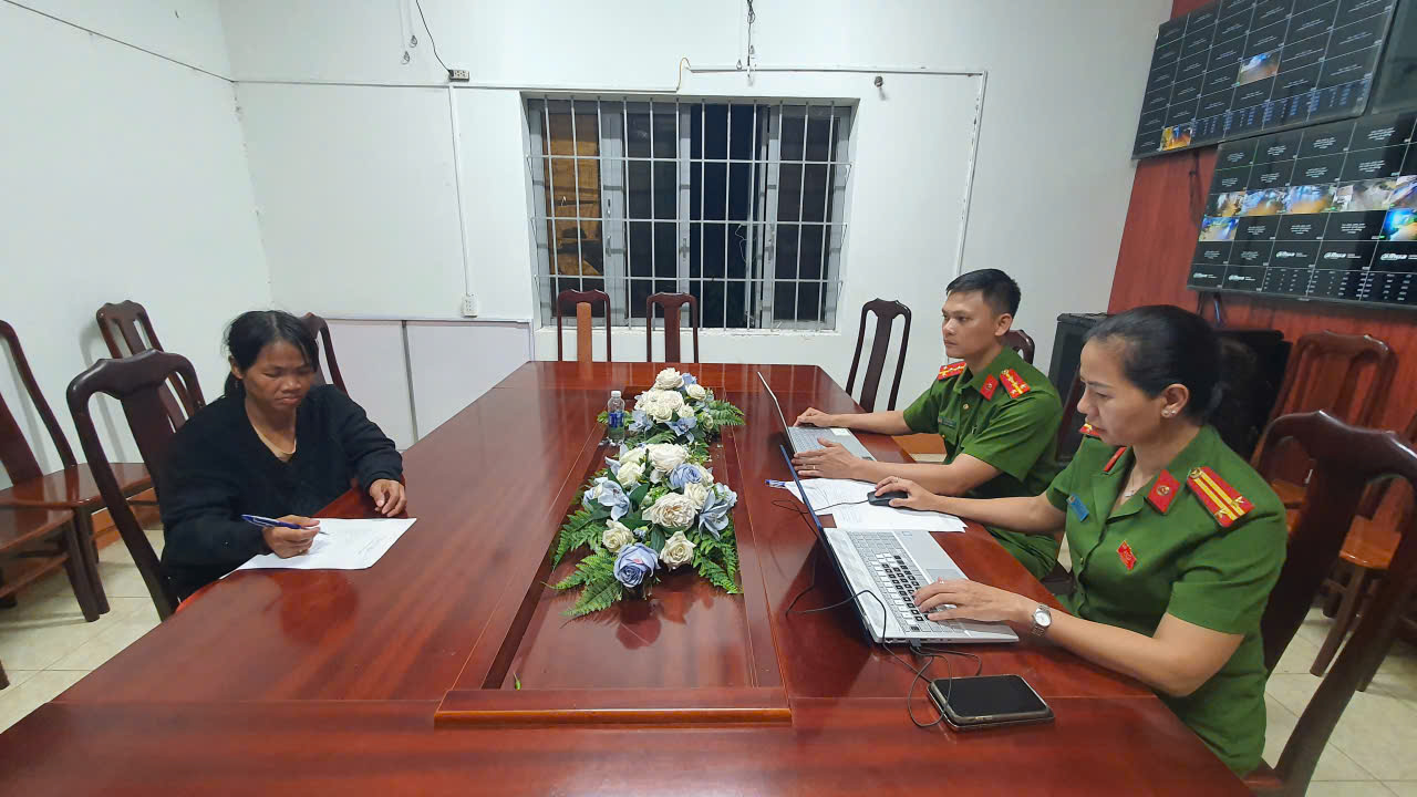 Bắt khẩn cấp người mẹ nghi thả con trai 1 tuổi xuống giếng tử vong- Ảnh 1.