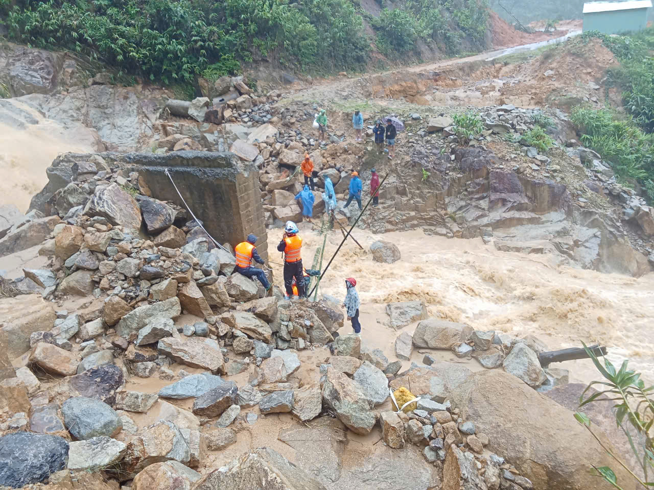 Hồi hộp cảnh nữ giáo viên mang thai sắp sinh ở Đà Nẵng vượt lũ dữ đến cơ sở y tế- Ảnh 6. Hồi hộp cảnh nữ giáo viên mang thai sắp sinh ở Đà Nẵng vượt lũ dữ đến cơ sở y tế- Ảnh 6.