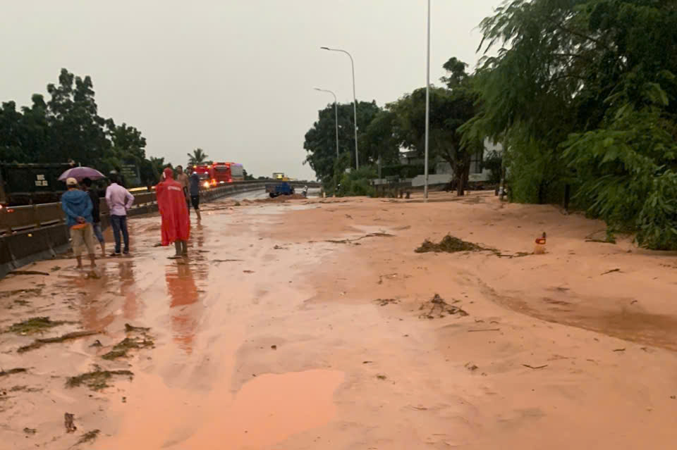Mưa lớn làm tràn cát xuống Quốc lộ 1, sạt lở tuyến cao tốc Vĩnh Hảo - Phan Thiết- Ảnh 1.