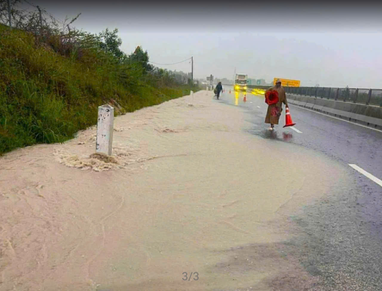 Mưa lớn làm tràn cát xuống Quốc lộ 1, sạt lở tuyến cao tốc Vĩnh Hảo - Phan Thiết- Ảnh 2.