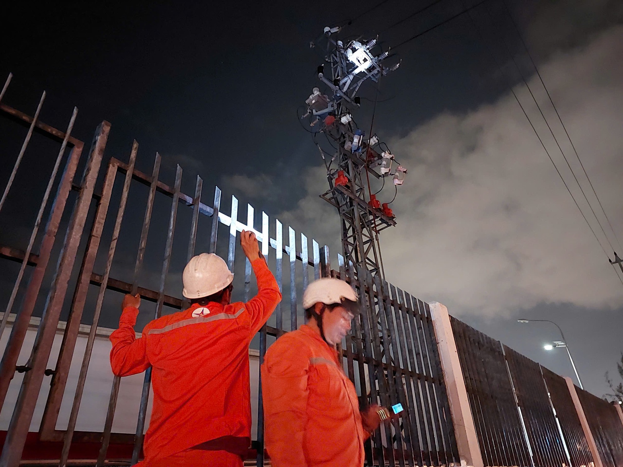 Sau tiếng nổ lớn, hàng trăm hộ dân tại Đà Nẵng chìm trong bóng tối- Ảnh 3.