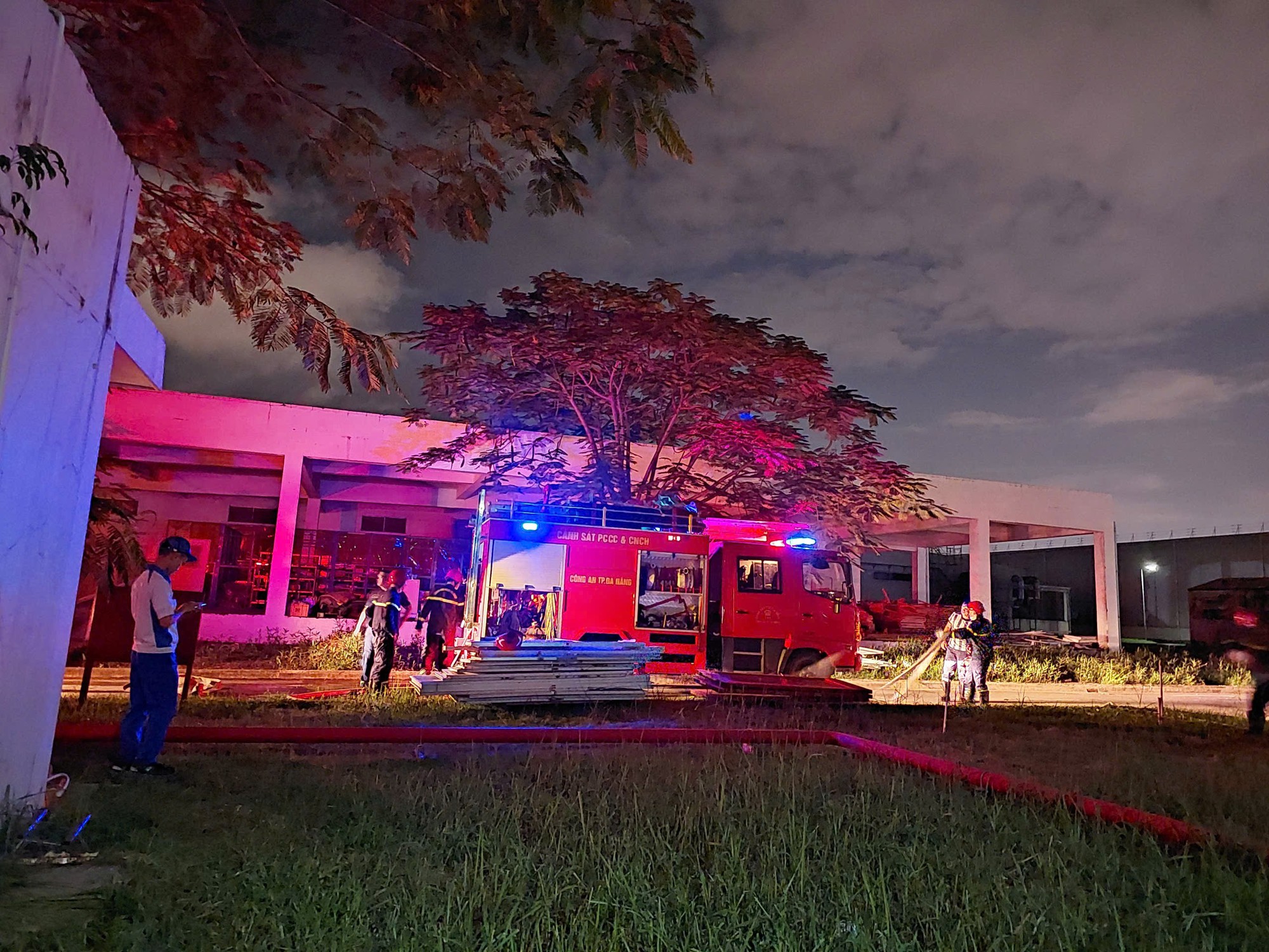 Sau tiếng nổ lớn, hàng trăm hộ dân tại Đà Nẵng chìm trong bóng tối- Ảnh 1.