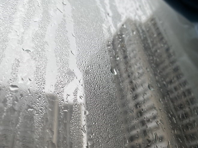 Trời nồm có nên bật quạt số to liên tục để làm khô nhà? Giải thích của chuyên gia gây bất ngờ- Ảnh 1.