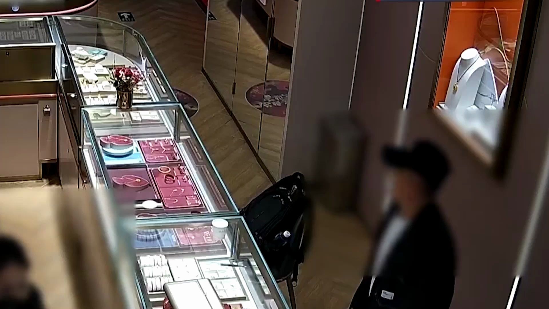 Cậu bé mang 5 chỉ vàng đi bán, chủ tiệm chỉ trả gần 700.000 đồng, cha mẹ biết chuyện lại cảm ơn rối rít- Ảnh 1.