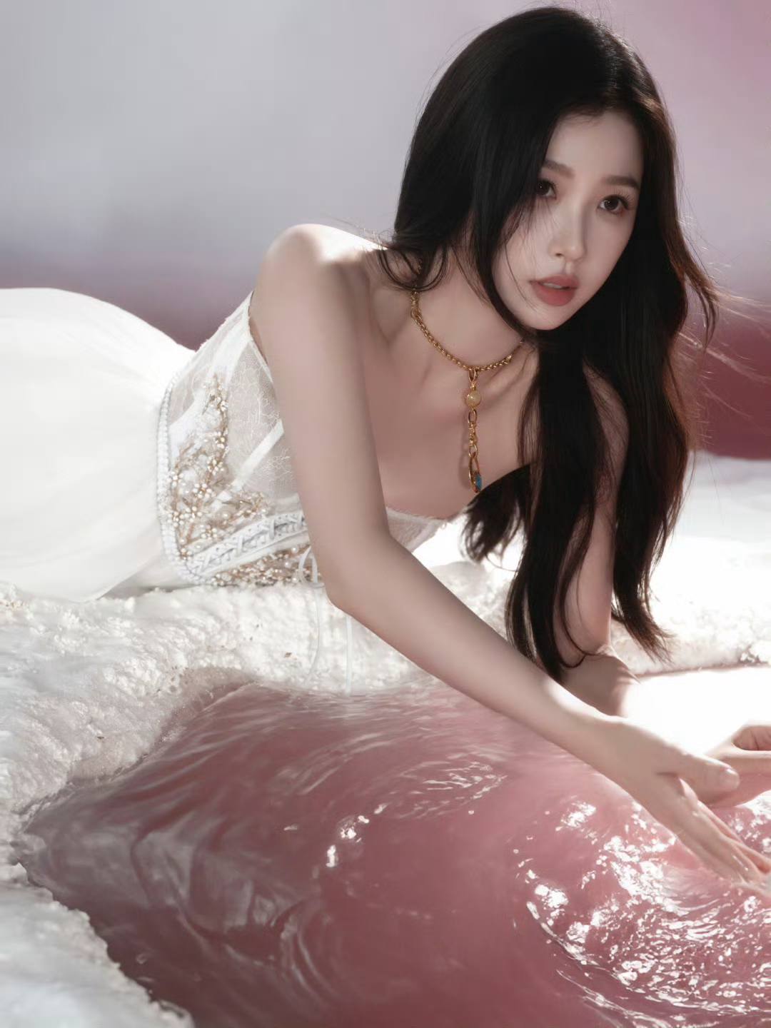 Ngu Thư Hân gặp họa vì chiếc váy 