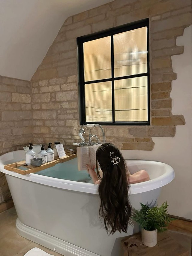 Da lão hóa vì thói quen tắm thoải mái nhiều người mắc phải lúc này- Ảnh 2.