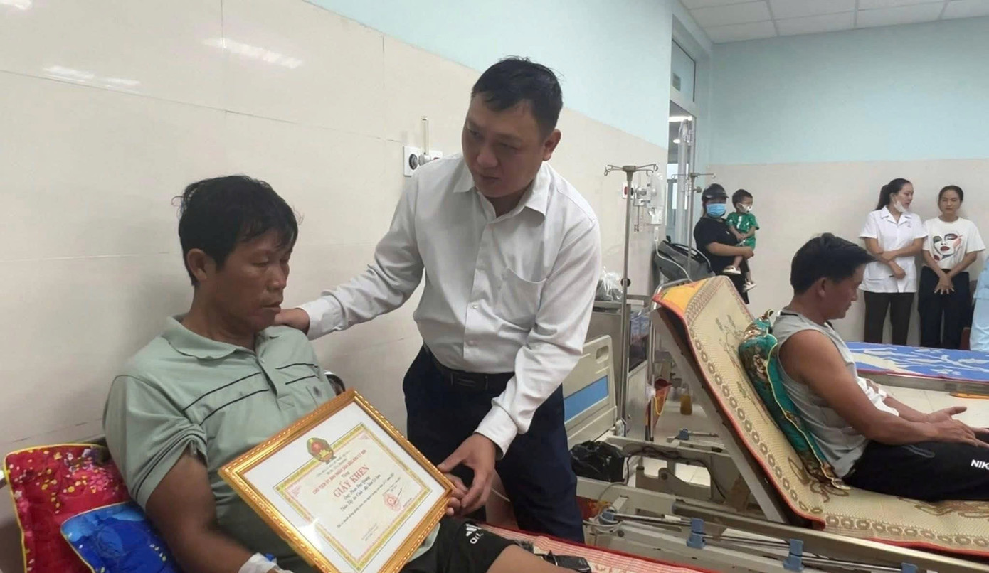 Sống sót kỳ diệu sau 48 giờ giữa biển: Tặng giấy khen 2 người hùng cứu người- Ảnh 2.