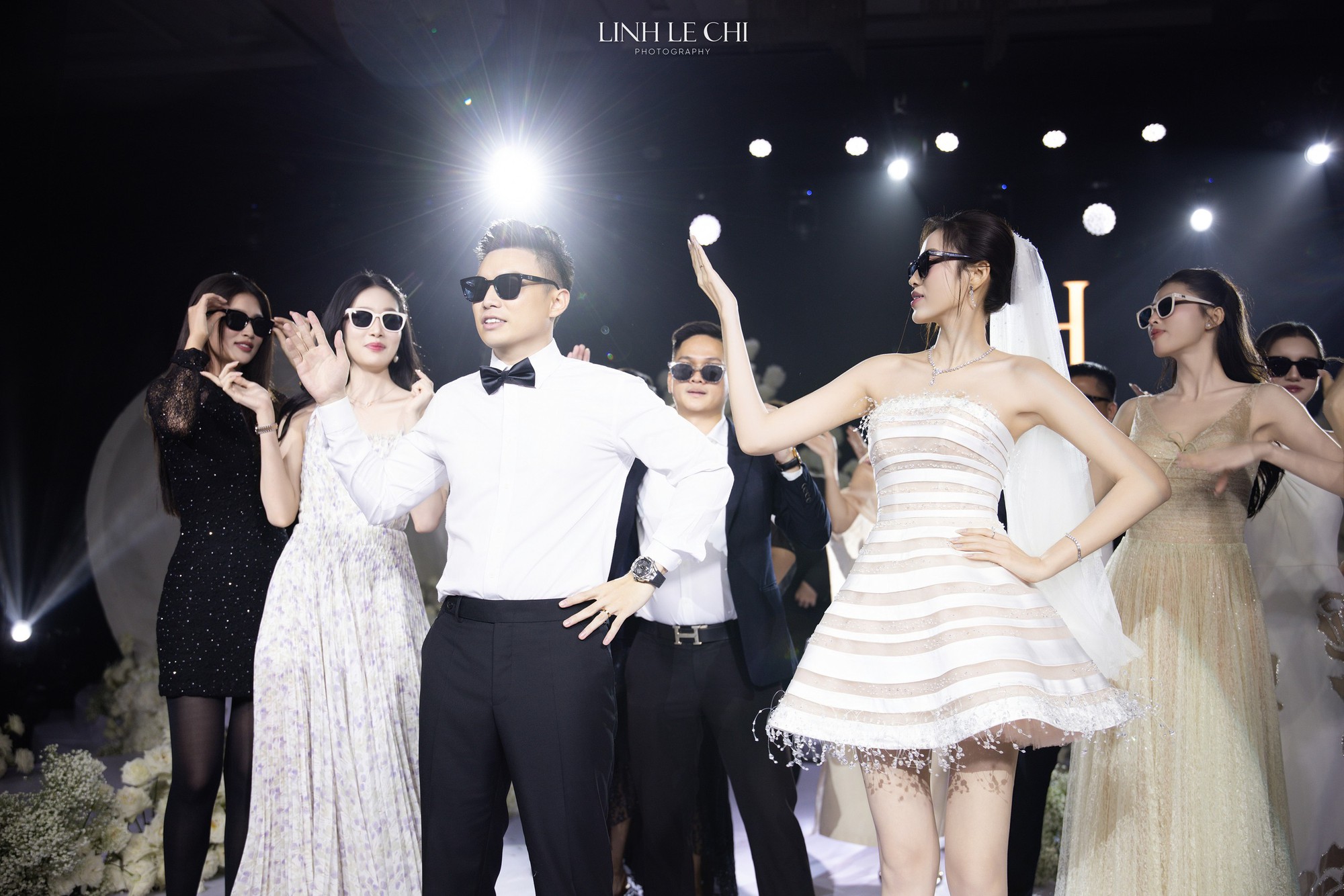 G-DRAGON “phá đảo” concert 100 nghìn người, Hoa hậu Đỗ Hà và chú rể thì mời khách quẩy nhạc BIGBANG tại đám cưới!- Ảnh 3.