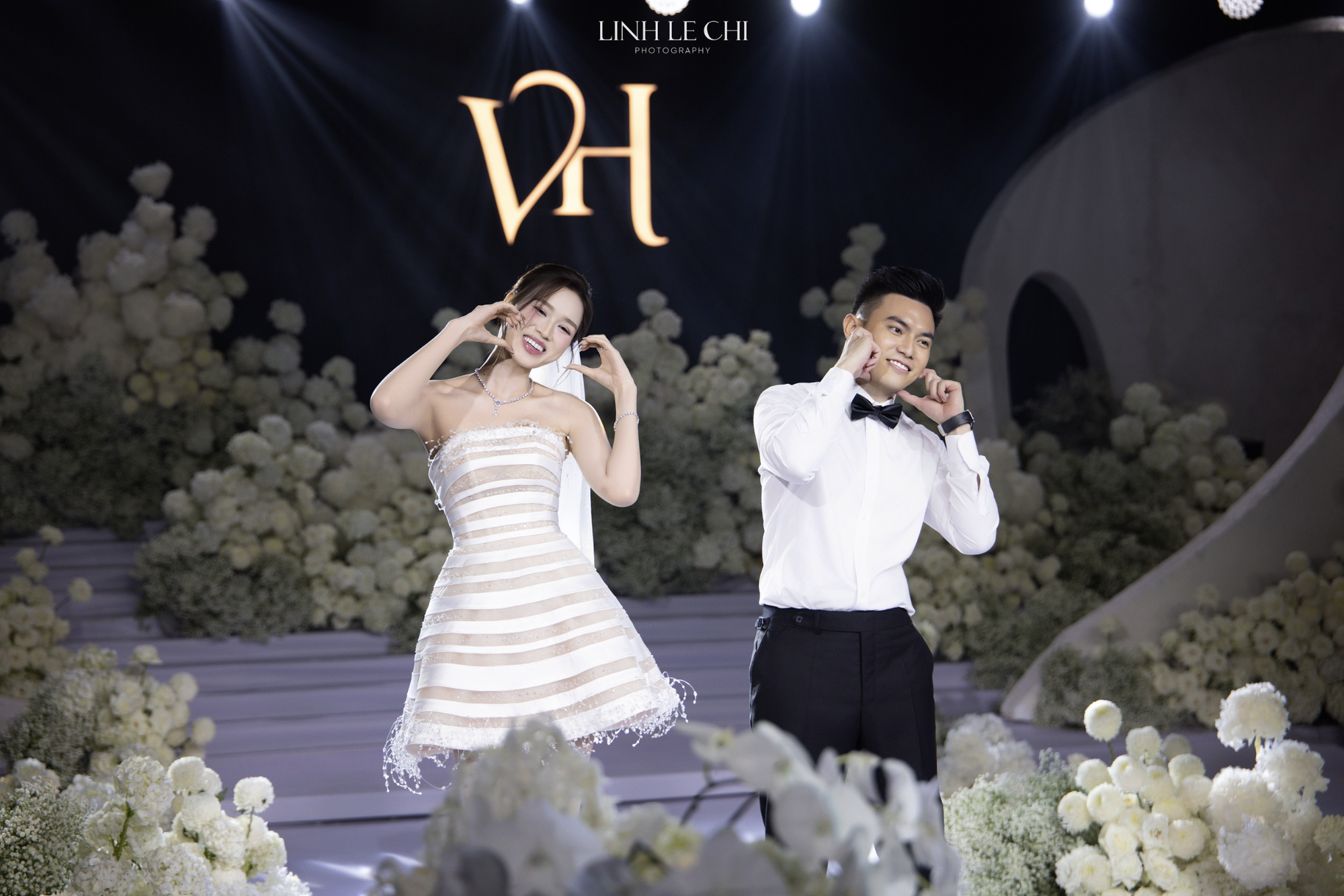 Cận cảnh tiệc cưới Đỗ Hà và Viết Vương tại Hà Nội: Một chi tiết tinh tế chưa từng thấy!- Ảnh 1.