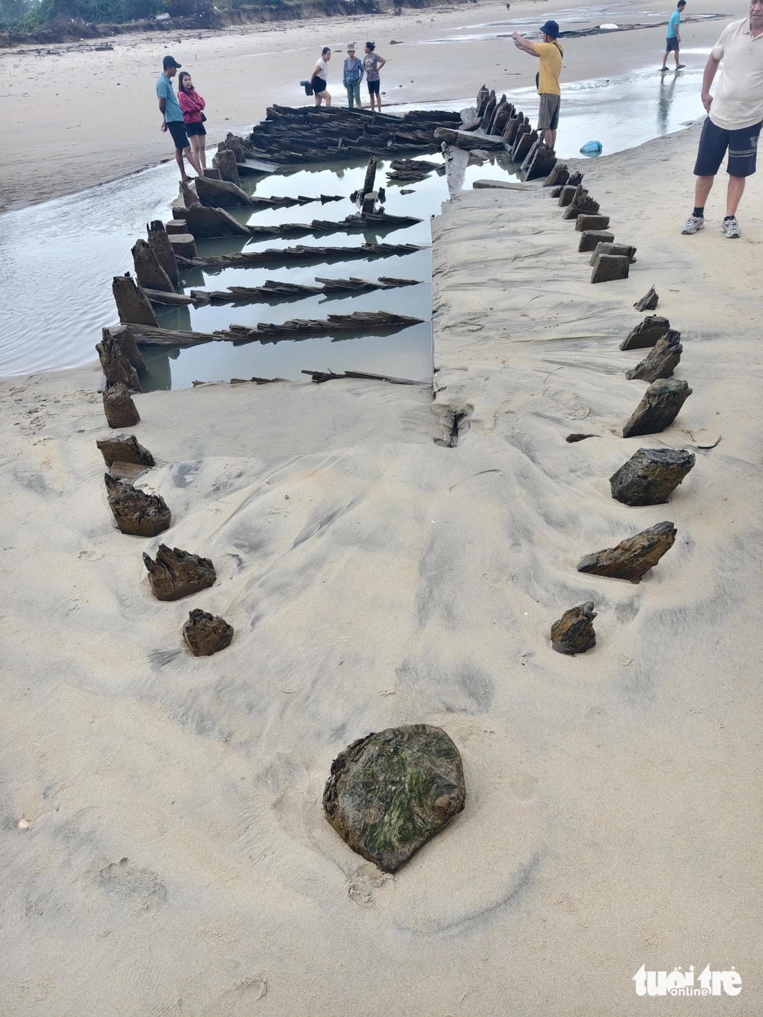 Vật lạ dài được xem như "báu vật độc nhất vô nhị" từng bị vùi lấp bỗng xuất hiện rõ mồn một, đề xuất khai quật khẩn cấp- Ảnh 1.