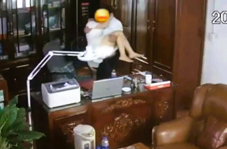 Sở GD-ĐT Ninh Bình vào cuộc vụ clip lãnh đạo trường THPT "thân mật" với nhiều phụ nữ- Ảnh 1.