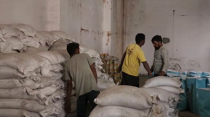 Nhận tin mật rồi đột kích một ngôi nhà, công an triệt phá đường dây sản xuất phân bón giả từ hóa chất, nghi có sự tiếp tay từ cán bộ- Ảnh 3.