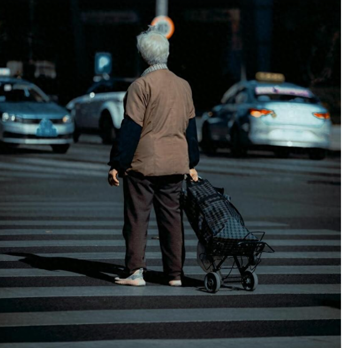 Bà lão 60 tuổi lương hưu 7 triệu đồng, tiết kiệm hơn 1 tỷ đồng vẫn sống chẳng vui: “Cả đời tằn tiện, tôi quá hối hận vì sống sai cách”- Ảnh 1. Bà lão 60 tuổi lương hưu 7 triệu đồng, tiết kiệm hơn 1 tỷ đồng vẫn sống chẳng vui: “Cả đời tằn tiện, tôi quá hối hận vì sống sai cách”- Ảnh 1.