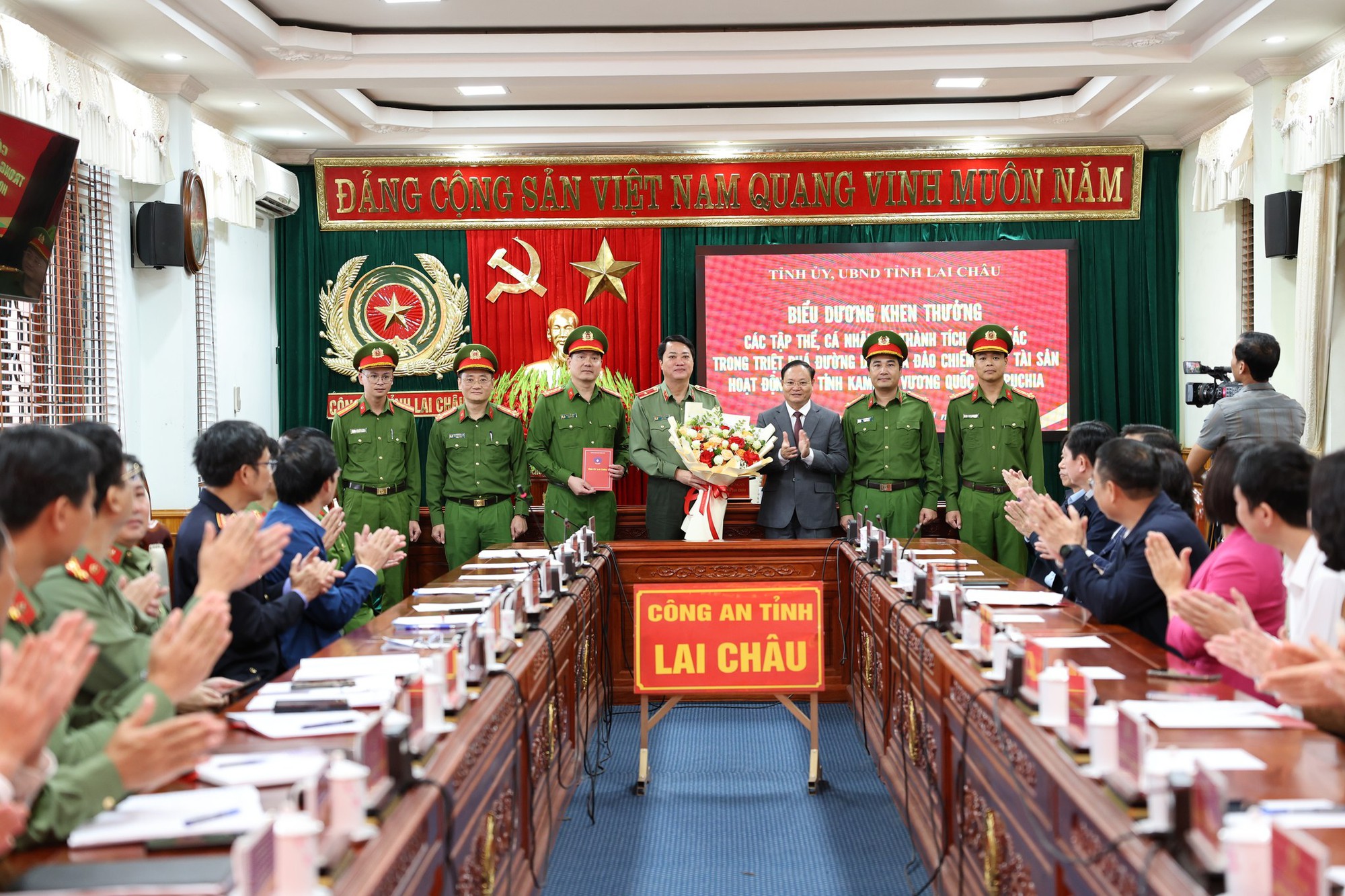 Thông tin mới vụ tổ chức lừa đảo do "bà trùm" điều hành chiếm đoạt tiền của 8.000 người dân- Ảnh 1.