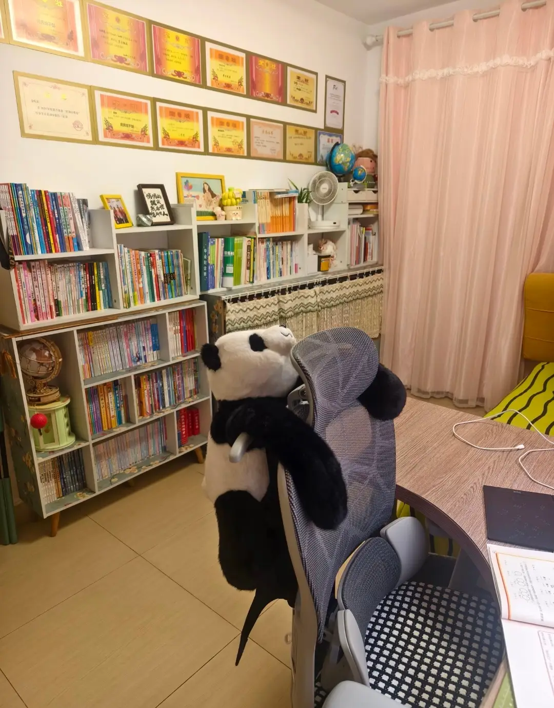 "Ai lấy con tôi chắc khổ" - bà mẹ than trời khi vào phòng của con gái nhưng dân mạng đáp: Mẹ nào con nấy thôi!- Ảnh 4. "Ai lấy con tôi chắc khổ" - bà mẹ than trời khi vào phòng của con gái nhưng dân mạng đáp: Mẹ nào con nấy thôi!- Ảnh 4.