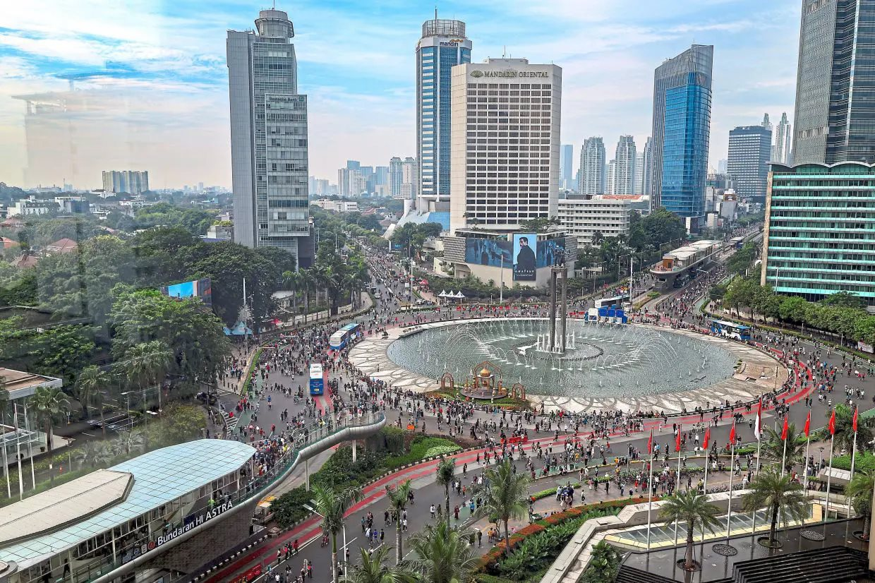 Láng giềng Việt Nam muốn đổi tiền- Ảnh 1.