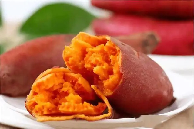 2 loại 'đại kỵ' với khoai lang, kết hợp sai dễ đầy bụng, hại dạ dày mà nhiều người vẫn vô tư ăn!- Ảnh 2.